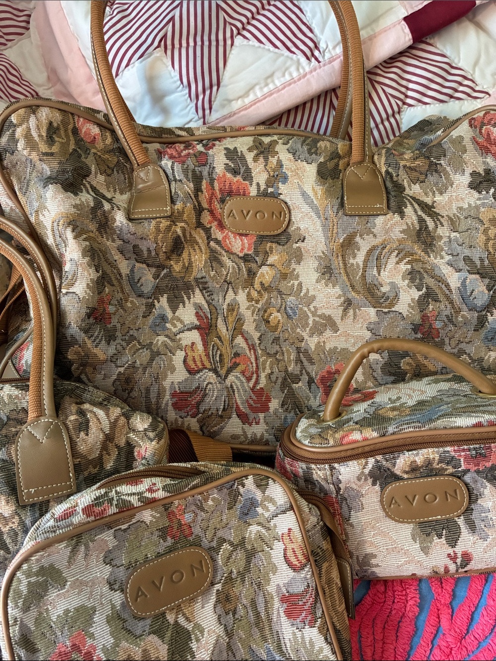 Vintage Avon Floral Tapestry 4 Piece Travel bag set Like New - Picture 5 of 10